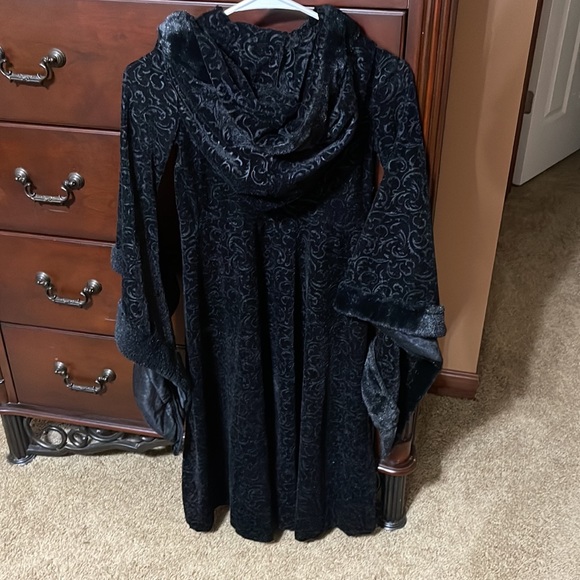Black velvety jacket with long wide sleeves. - Picture 2 of 3